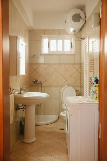 Rare Durres Apartment With Private Parking & Garden Extérieur photo
