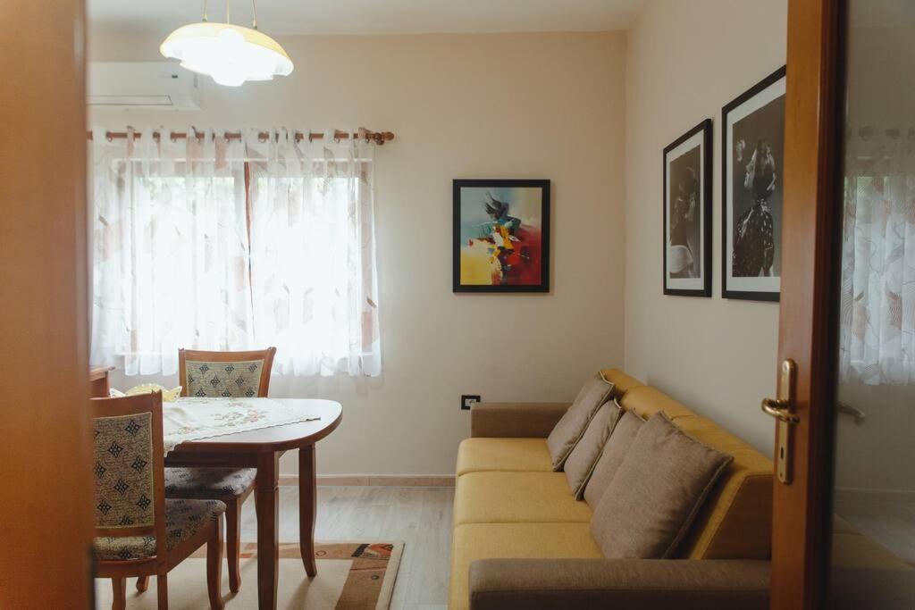 Rare Durres Apartment With Private Parking & Garden Extérieur photo