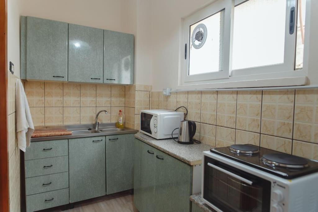 Rare Durres Apartment With Private Parking & Garden Extérieur photo