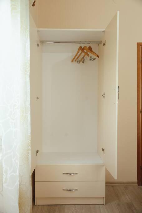 Rare Durres Apartment With Private Parking & Garden Extérieur photo