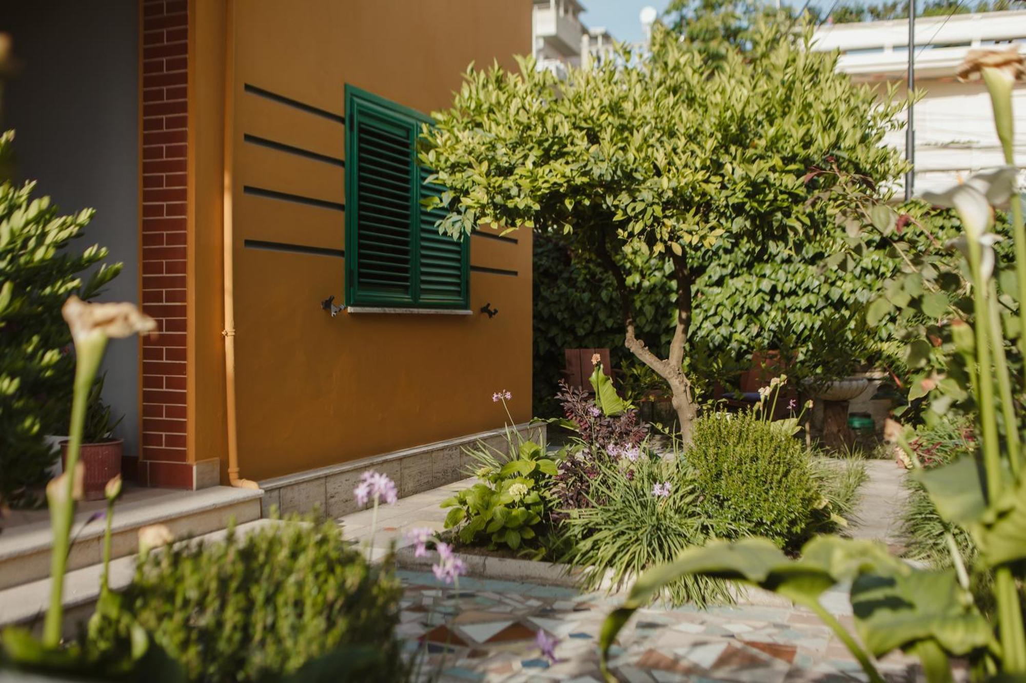 Rare Durres Apartment With Private Parking & Garden Extérieur photo